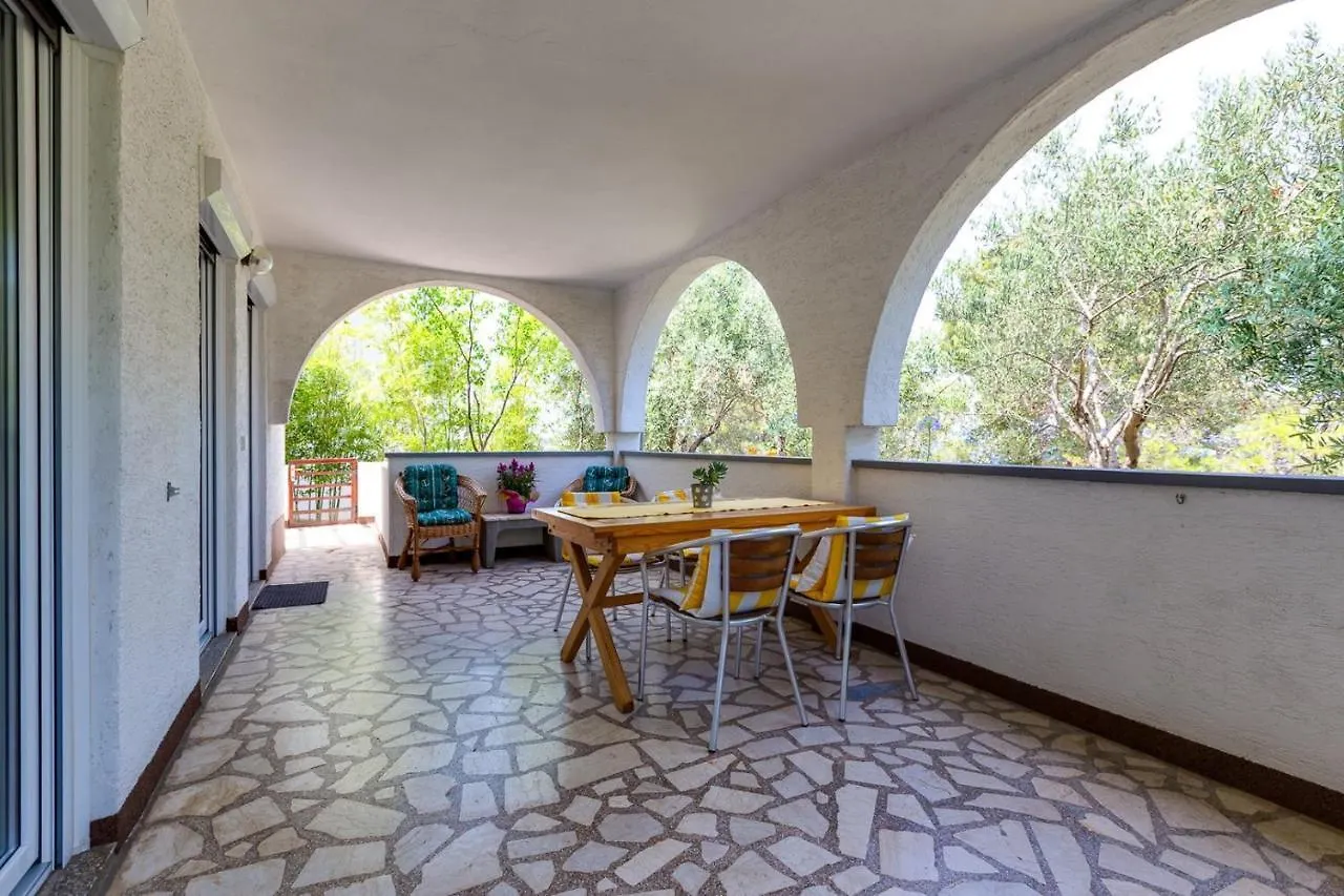 Apartments Matea, مالي لوشينغْ