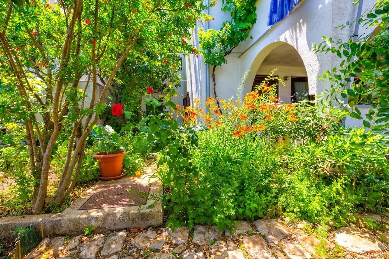 Apartments Matea, مالي لوشينغْ