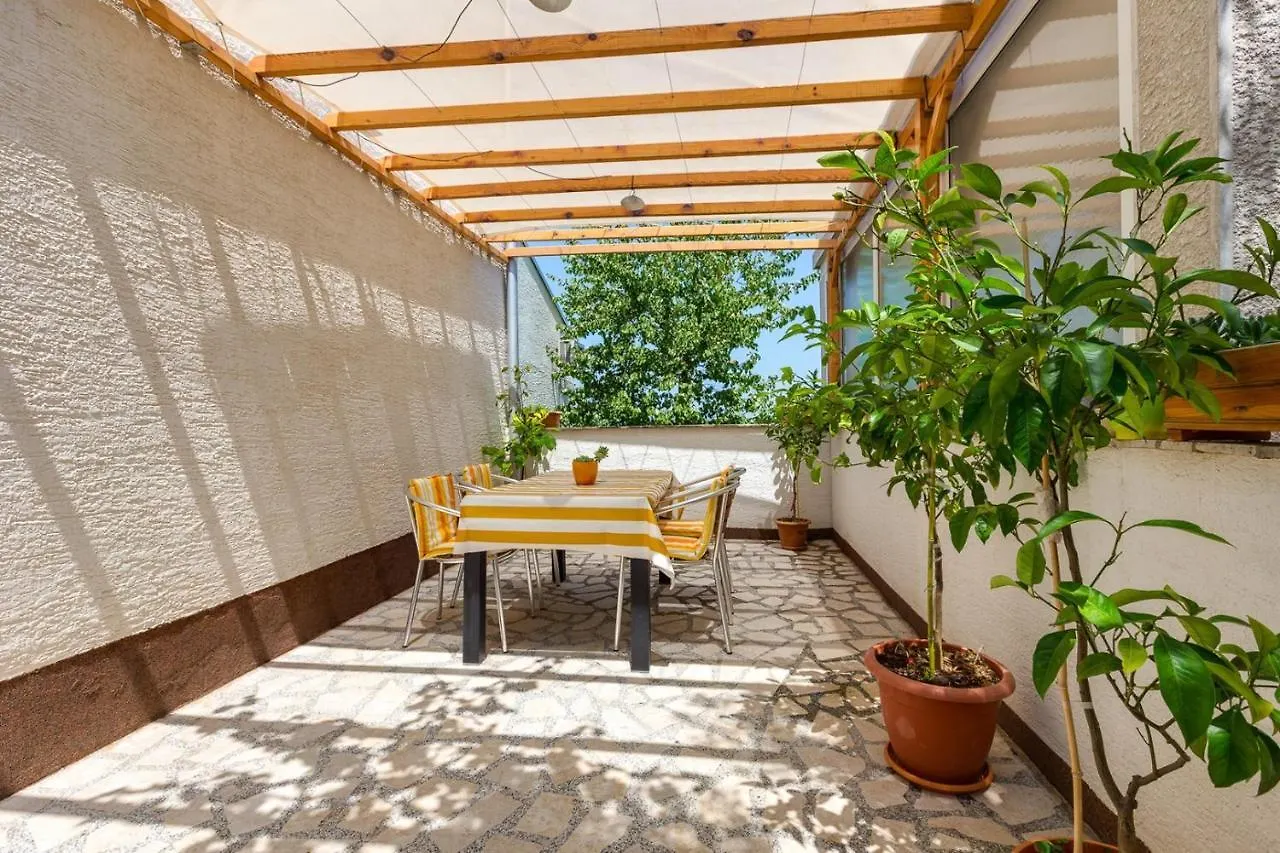 Apartments Matea, مالي لوشينغْ 3*,