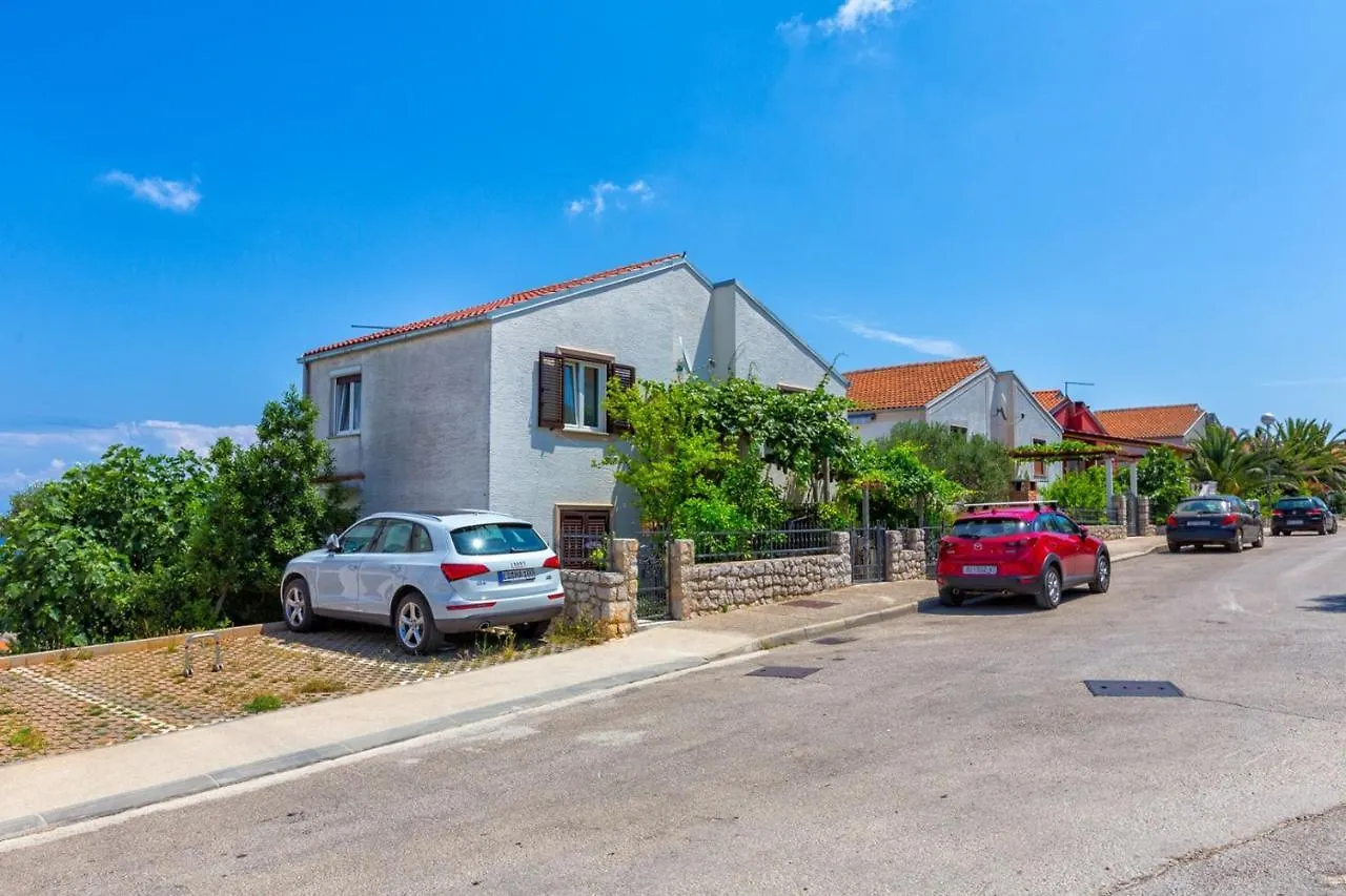 بيت ضيافة Apartments Matea, مالي لوشينغْ