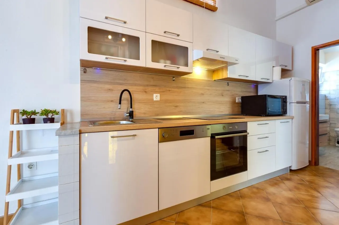 Apartments Matea, مالي لوشينغْ بيت ضيافة