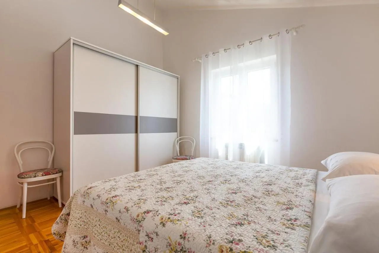 Apartments Matea, مالي لوشينغْ بيت ضيافة