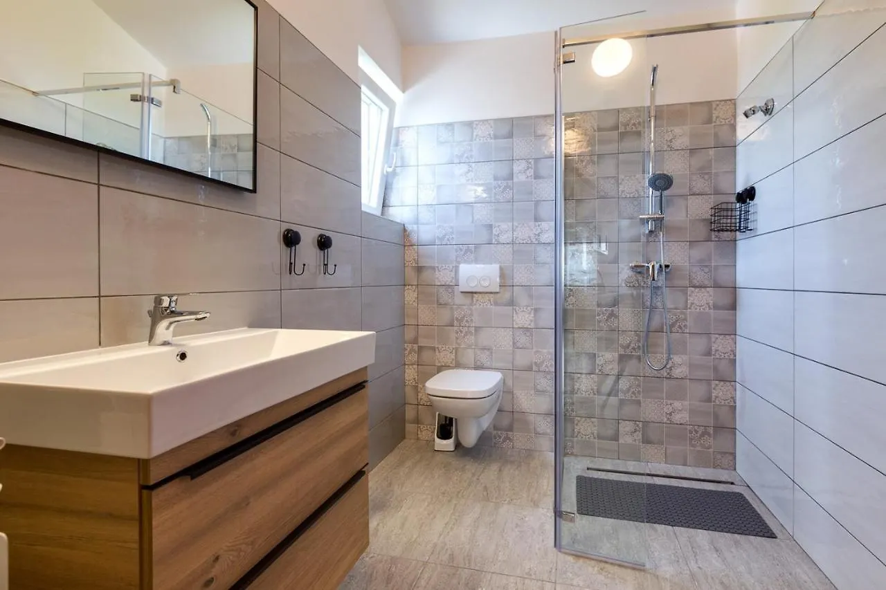 Apartments Matea, مالي لوشينغْ