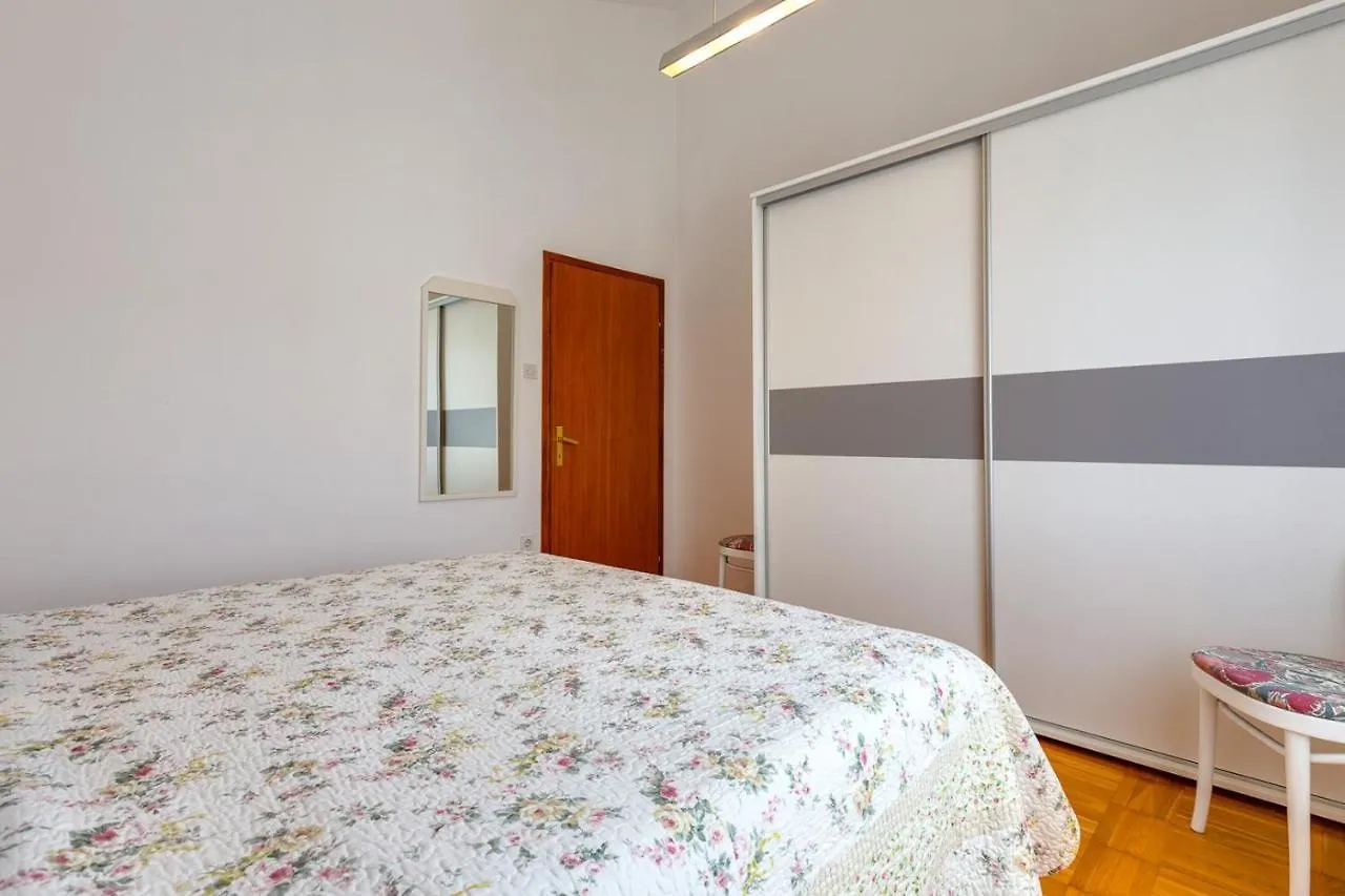بيت ضيافة Apartments Matea, مالي لوشينغْ