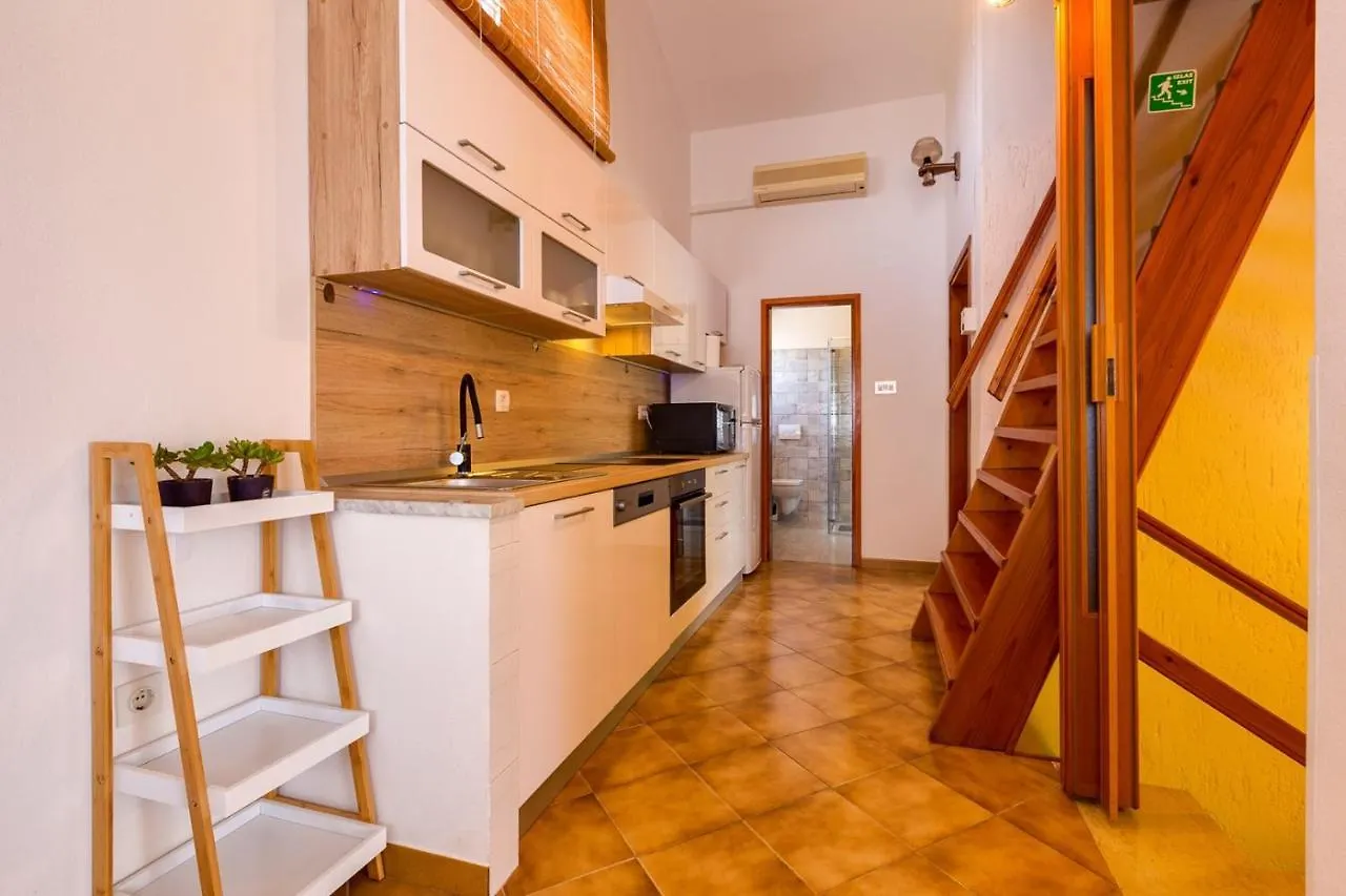 بيت ضيافة Apartments Matea, مالي لوشينغْ