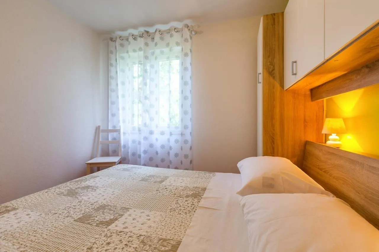 Apartments Matea, مالي لوشينغْ 3*,