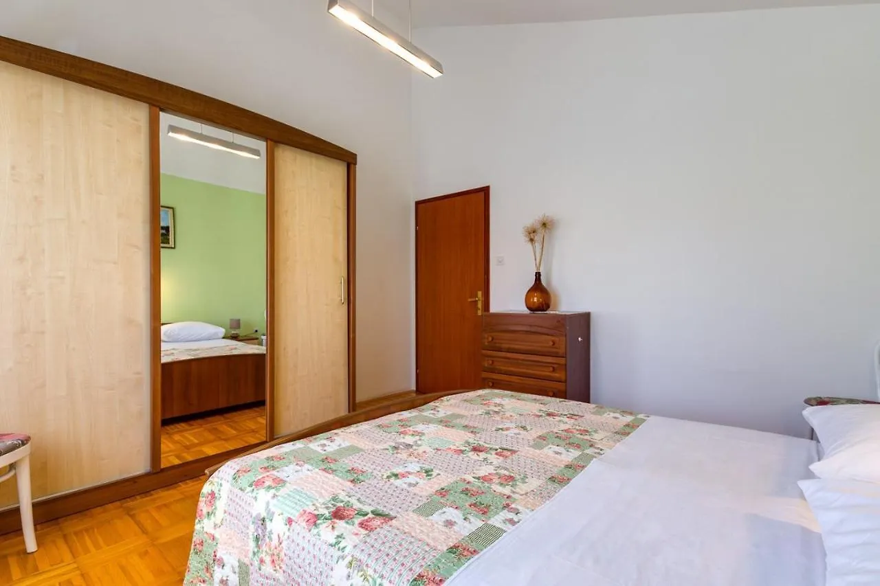 بيت ضيافة Apartments Matea, مالي لوشينغْ