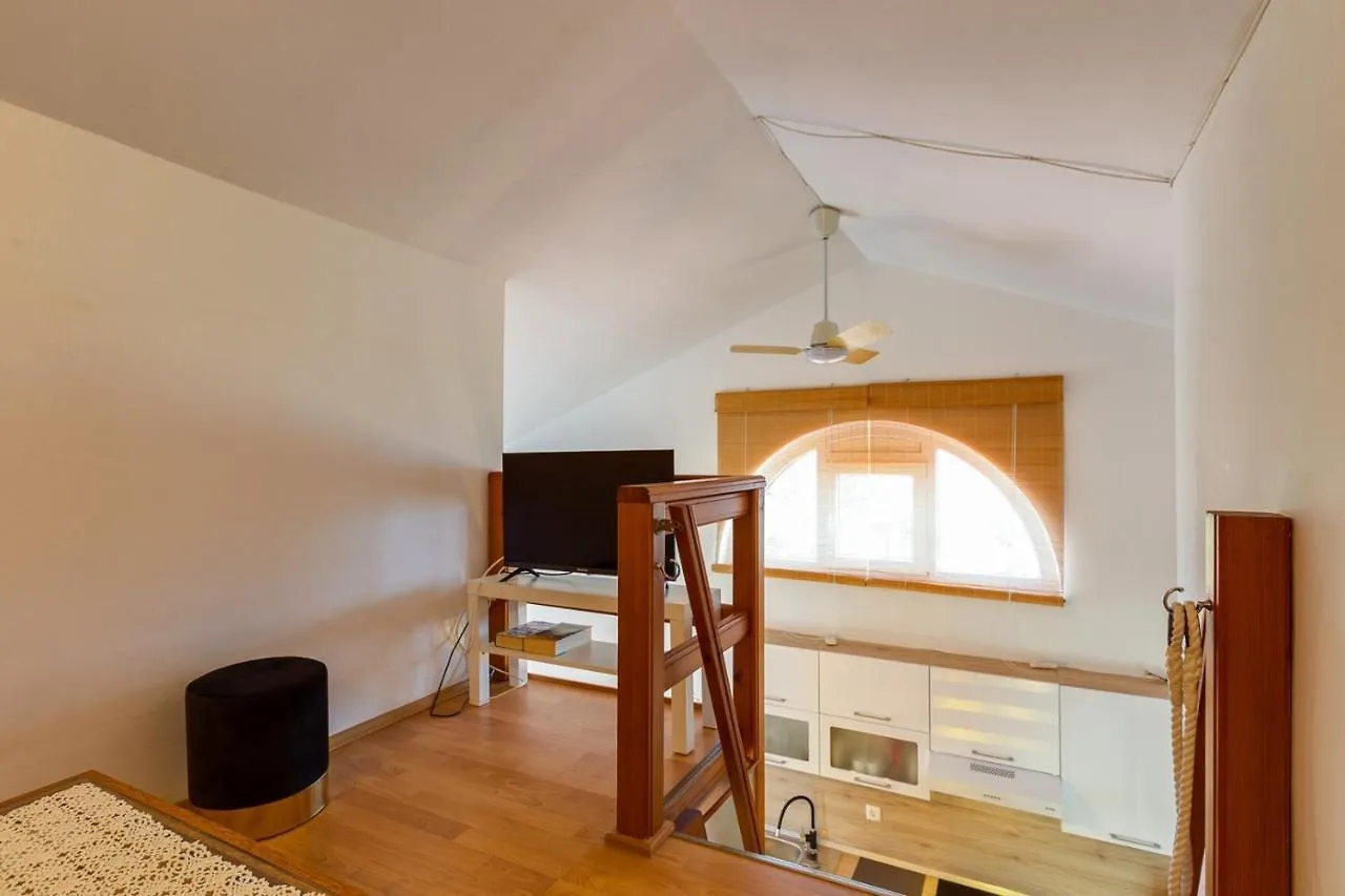 Apartments Matea, مالي لوشينغْ بيت ضيافة